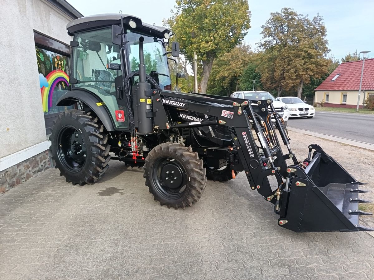 KINGWAY 504 Kompakttraktor mit geschlossener Kabine und Frontlader mit Schaufel, Seitenansicht