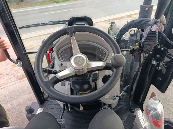 Blick in die Fahrerkabine mit Lenkrad