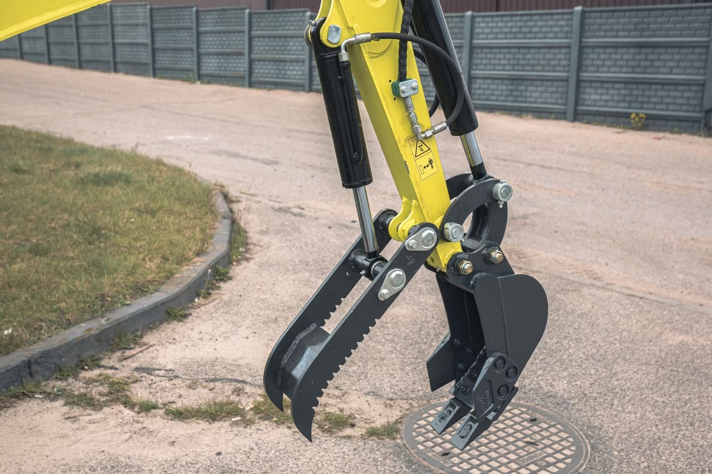 YAMA S15 with swing boom and thumb